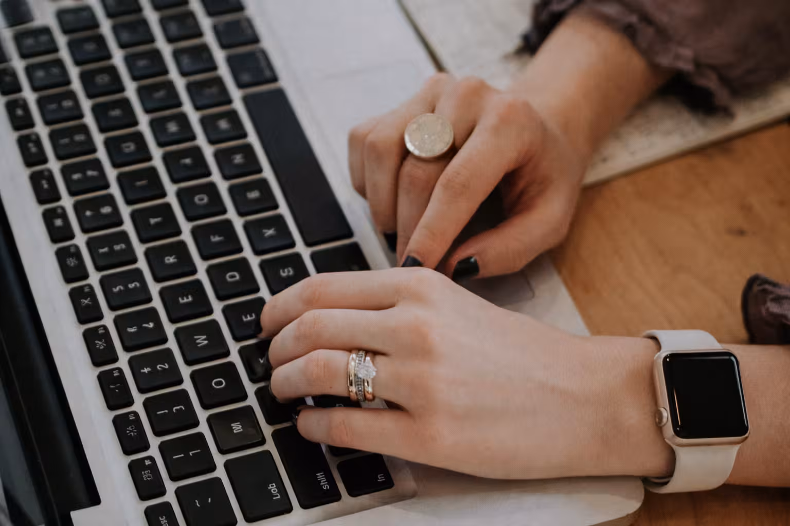 Virtualna asistentica radi na laptopu i upravlja poslovnim zadacima