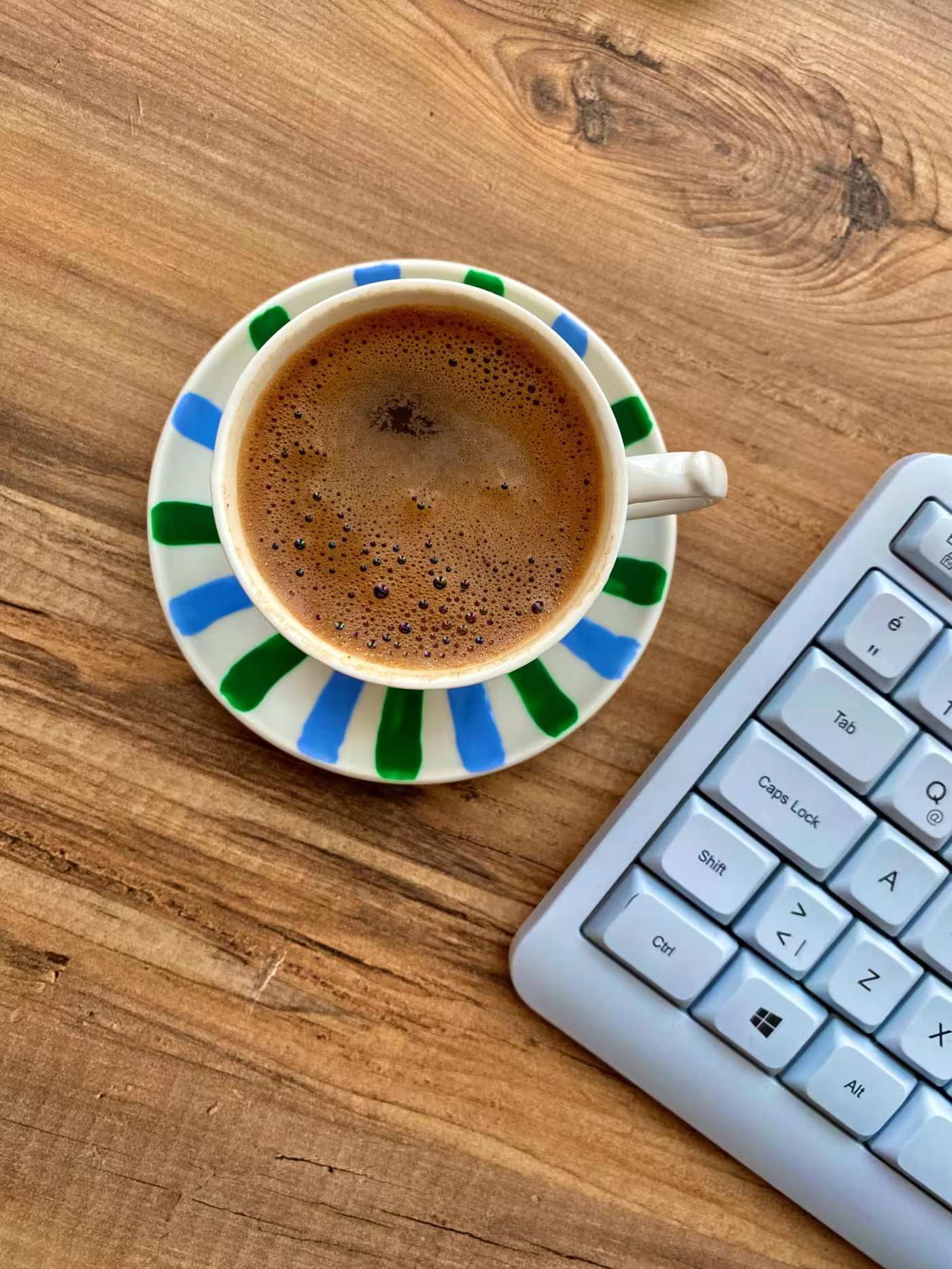 Organiziran workspace s kavom i bilješkama