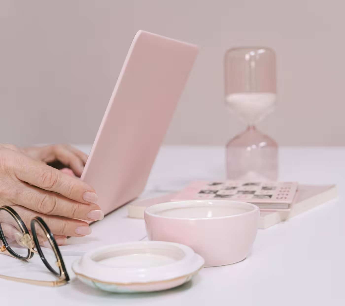 Osoba radi na laptopu u urednom radnom prostoru